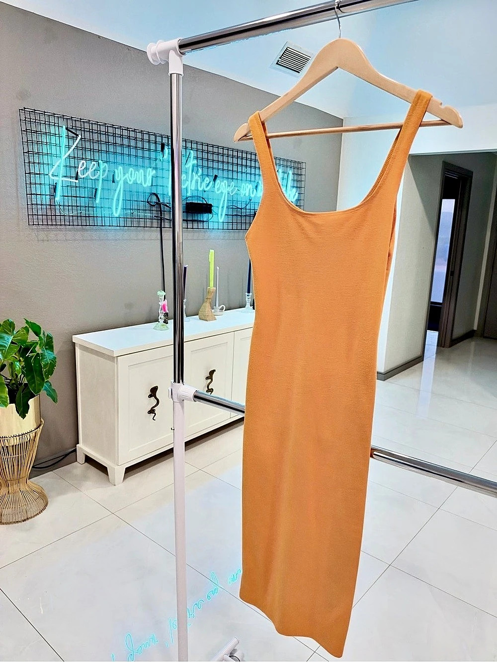 Like new Zara Sleeveless Orange Midi Dress Sz S